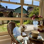 Ap com LAREIRA 500 metros do LAGONEGRO com VISTA para Jardim em CONDOMINIO FECHAD0 com GARAGEM e Wi-Fi e PETFRIENDLY