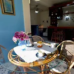 Ap com LAREIRA 500 metros do LAGONEGRO com VISTA para Jardim em CONDOMINIO FECHAD0 com GARAGEM e Wi-Fi e PETFRIENDLY
