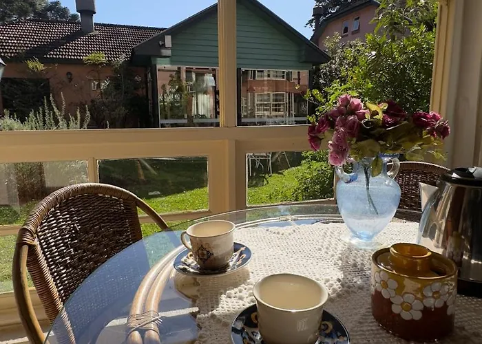 Ap com LAREIRA 500 metros do LAGONEGRO com VISTA para Jardim em CONDOMINIO FECHAD0 com GARAGEM e Wi-Fi e PETFRIENDLY